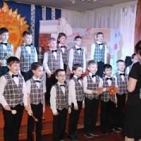 Красна изба углами...