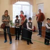 Красна изба углами...