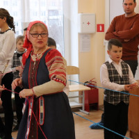 Красна изба углами...