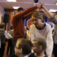 Красна изба углами...